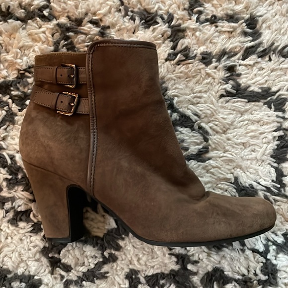 Soft size 10 brown suede bootie - Picture 2 of 7